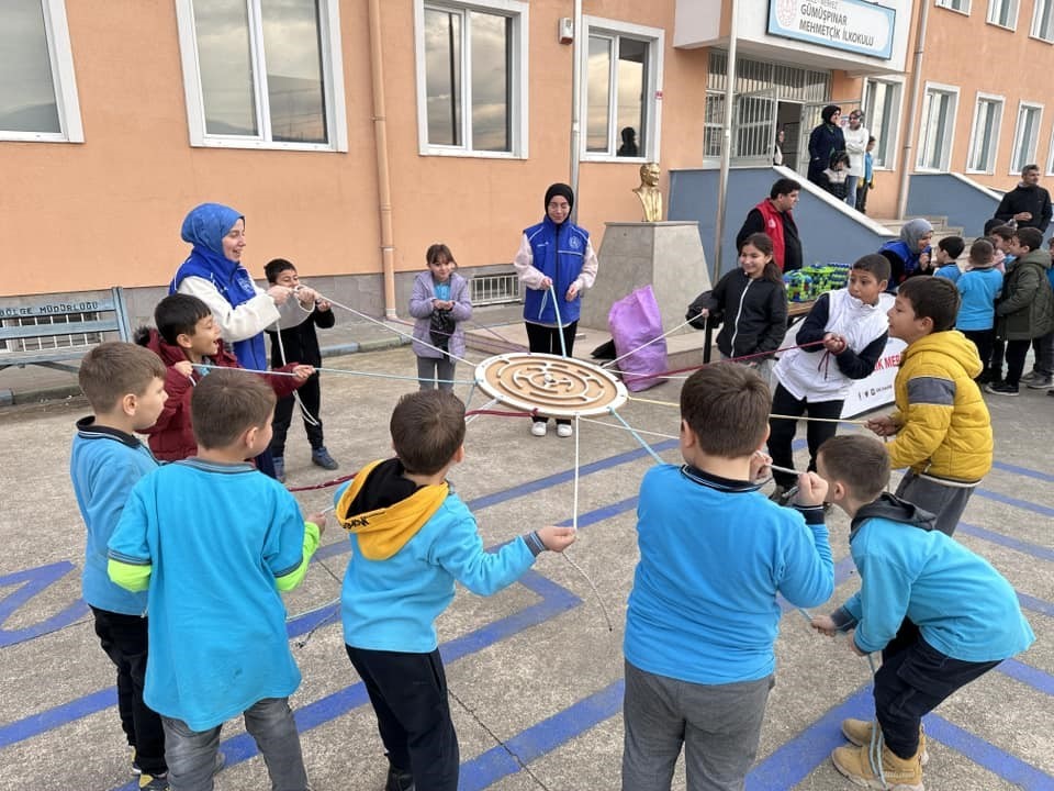 Gönüllü gençlerinden öğrencilere unutulmaz bir gün
