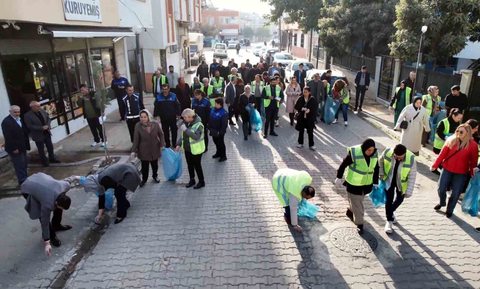 Akdeniz Belediyesinin ’temizlik kampanyası’ sürüyor
