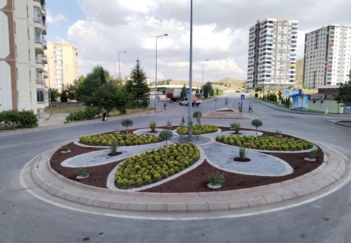 Melikgazi’de kuru peyzaj ile ilçe renklenirken tasarruf da sağlanıyor
