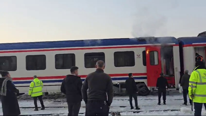 Turistik Doğu Ekspresi vagonunda çıkan yangına itfaiye müdahale etti
