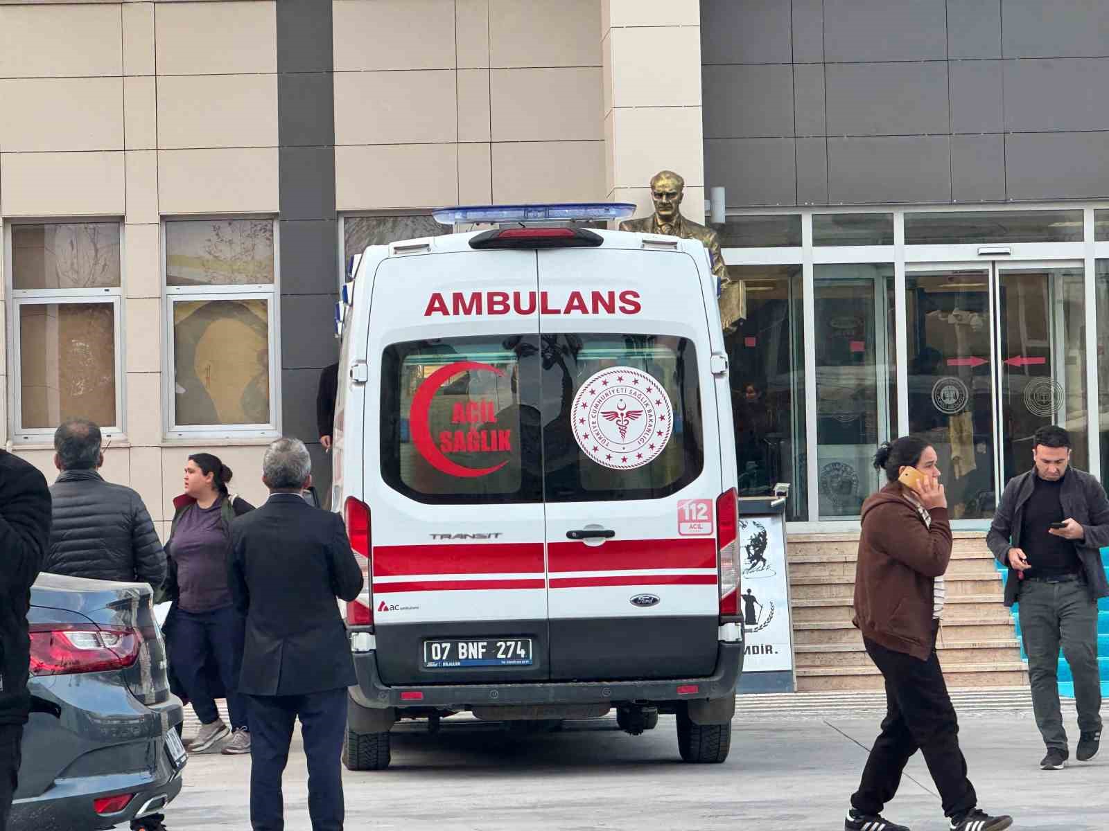 Adliyeye sevk edilen eniştesine destek için geldi, kalp krizi geçirip hayatını kaybetti
