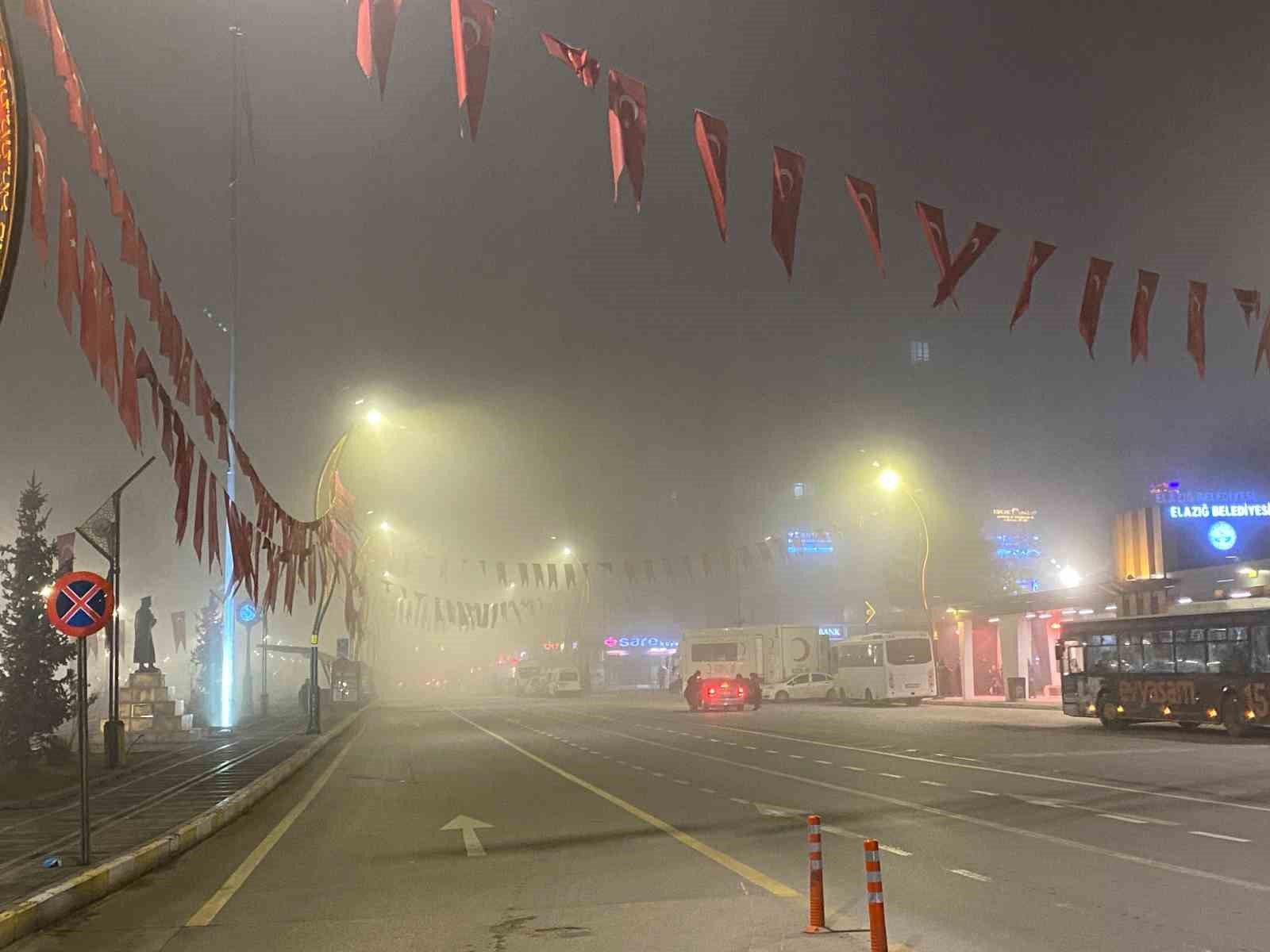 Elazığ’da yoğun sis: Görüş mesafesi 5 metreye kadar düştü
