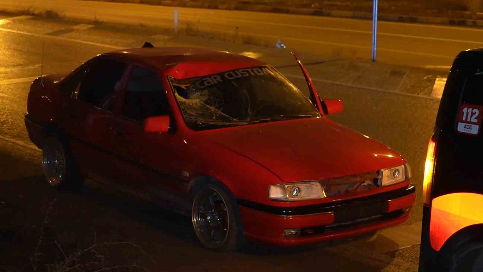 Üst geçidi göz ardı etti, kaza kaçınılmaz oldu: Otomobilin çarptığı yaya ağır yaralandı
