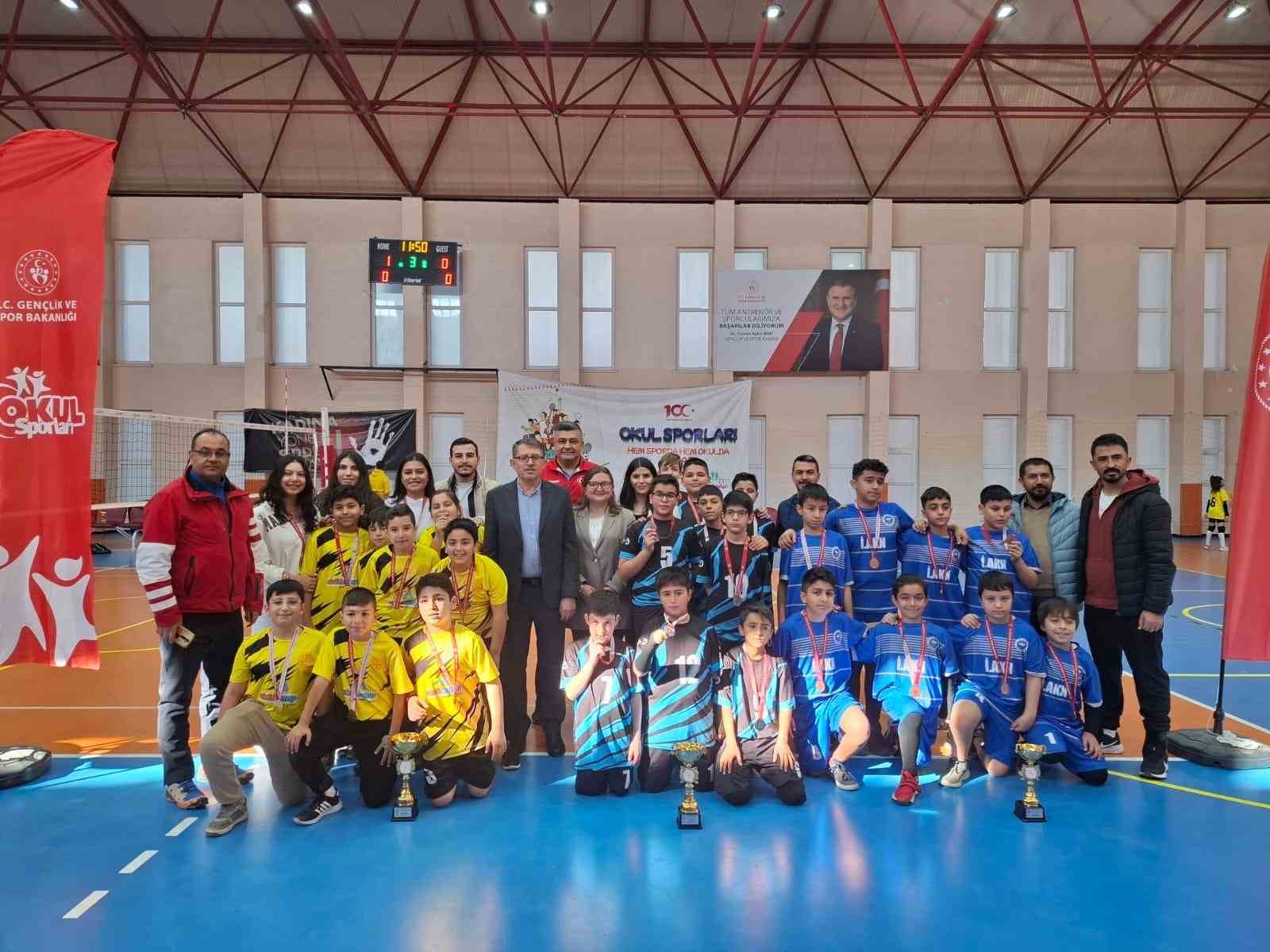 Okul sporları voleybol küçük erkek ve kız maçları sona erdi
