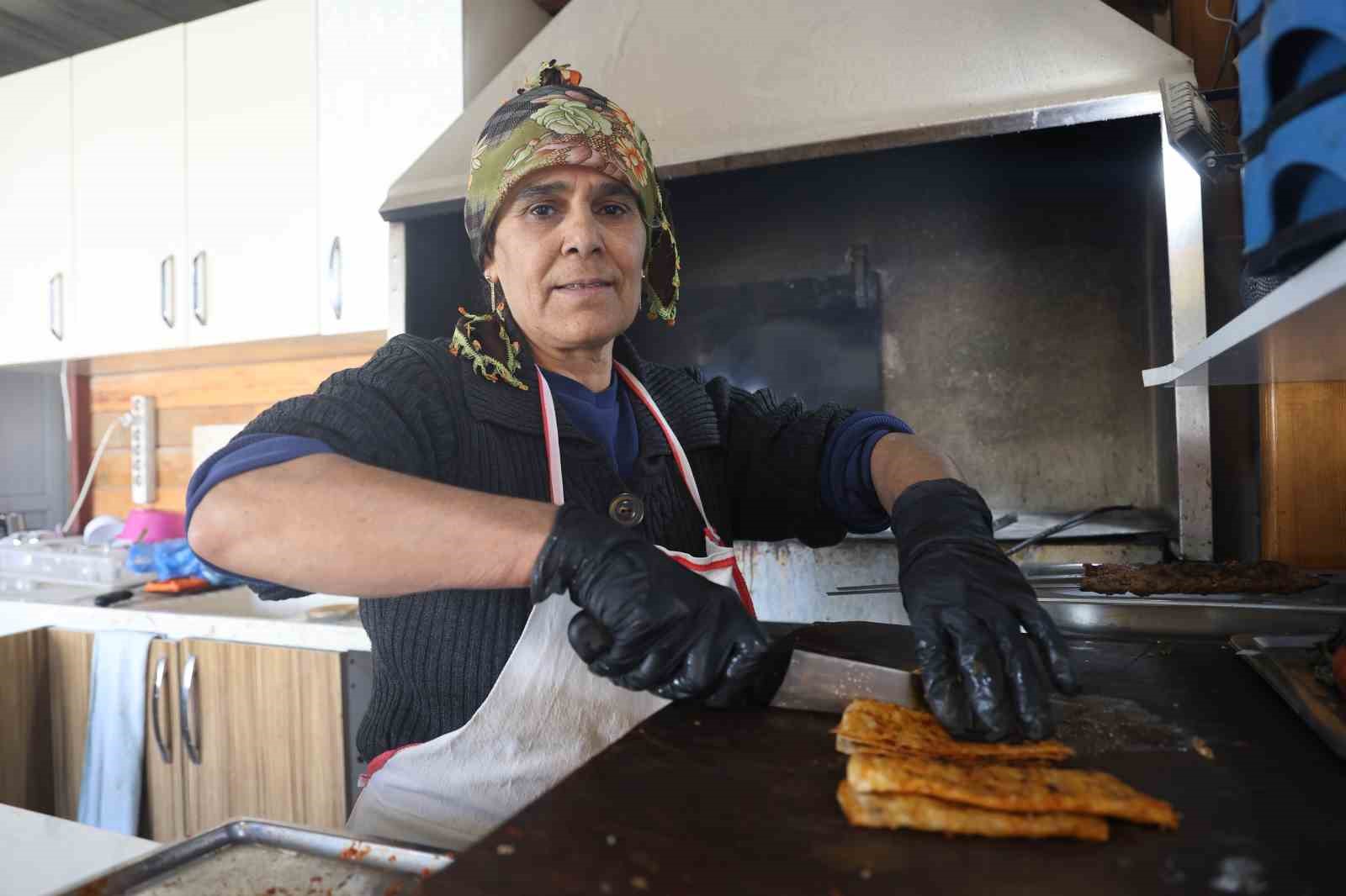 16 yıllık gelin ve görümce kebap tezgahında birlikte mesai yapıyor
