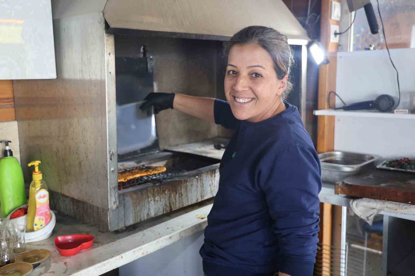 16 yıllık gelin ve görümce kebap tezgahında birlikte mesai yapıyor
