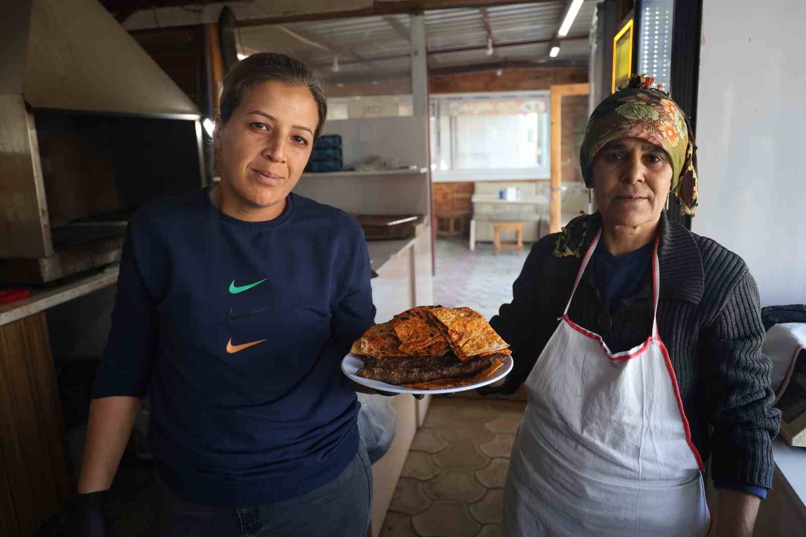 16 yıllık gelin ve görümce kebap tezgahında birlikte mesai yapıyor
