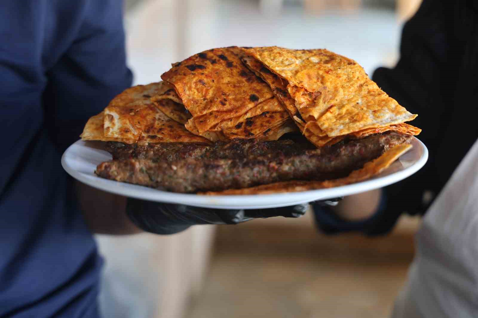 16 yıllık gelin ve görümce kebap tezgahında birlikte mesai yapıyor
