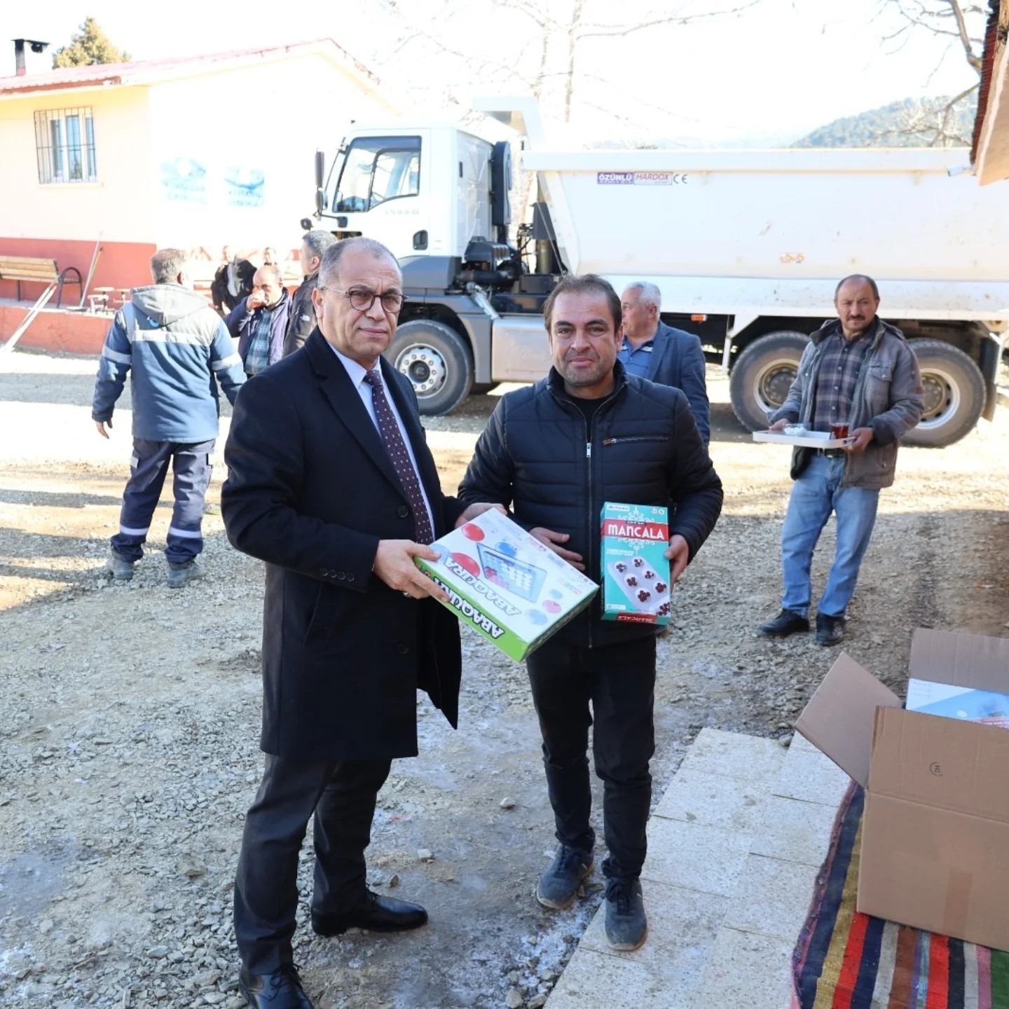 Saimbeyli Belediyesi okul bahçelerini asfaltlıyor
