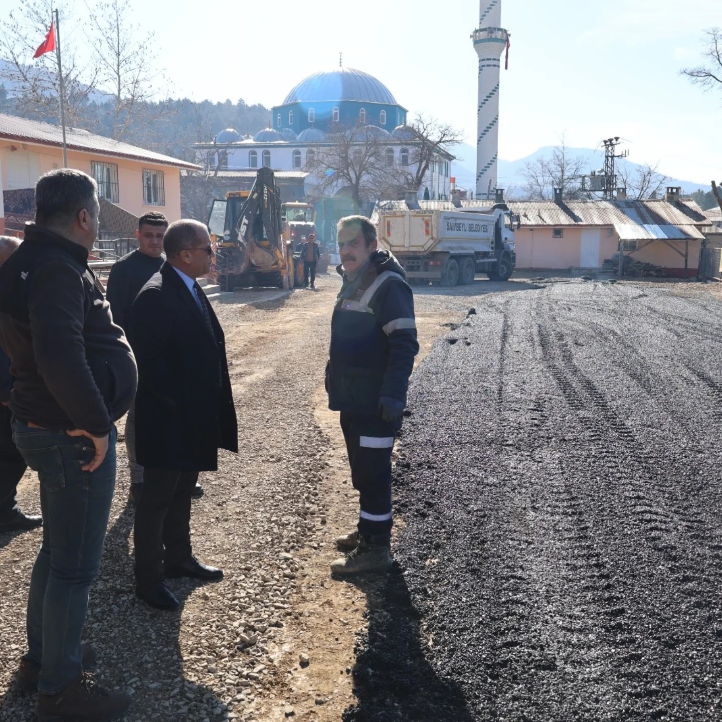 Saimbeyli Belediyesi okul bahçelerini asfaltlıyor
