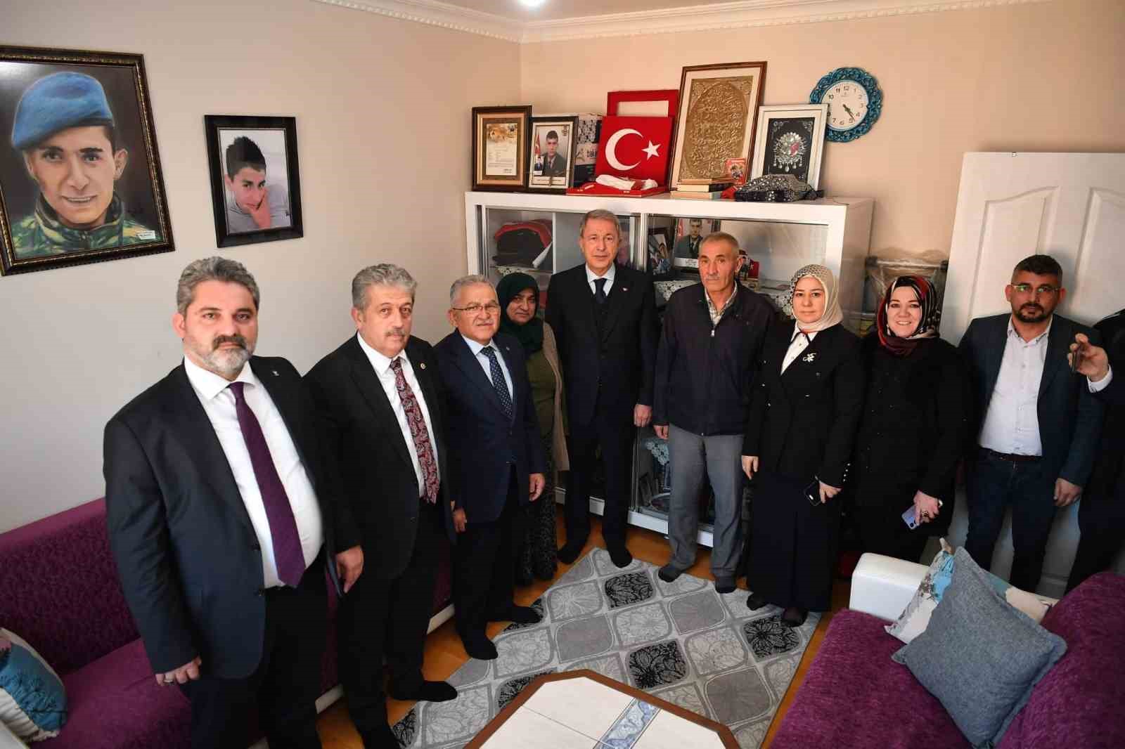 Kayseri protokolünden şehit ailelerine ziyaret
