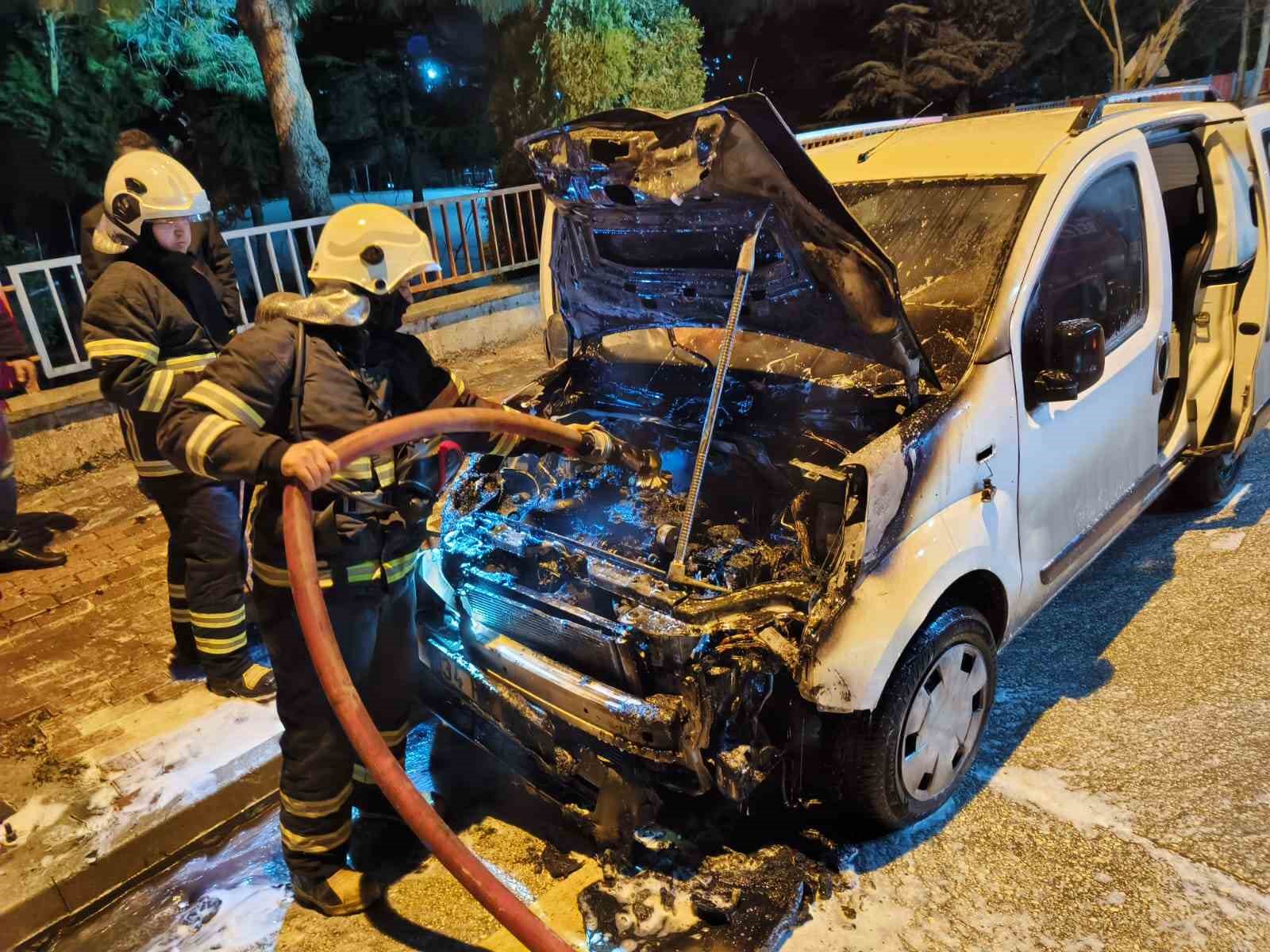 Bilecik’te park halindeki hafif ticari araç yandı
