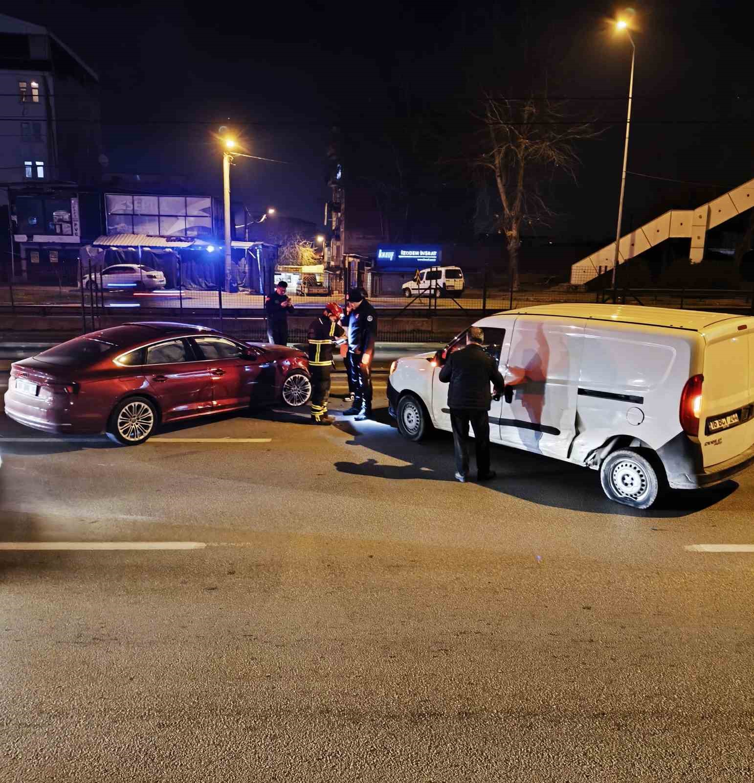 Bursa’da otomobil ticari araca çarptı: 1 yaralı
