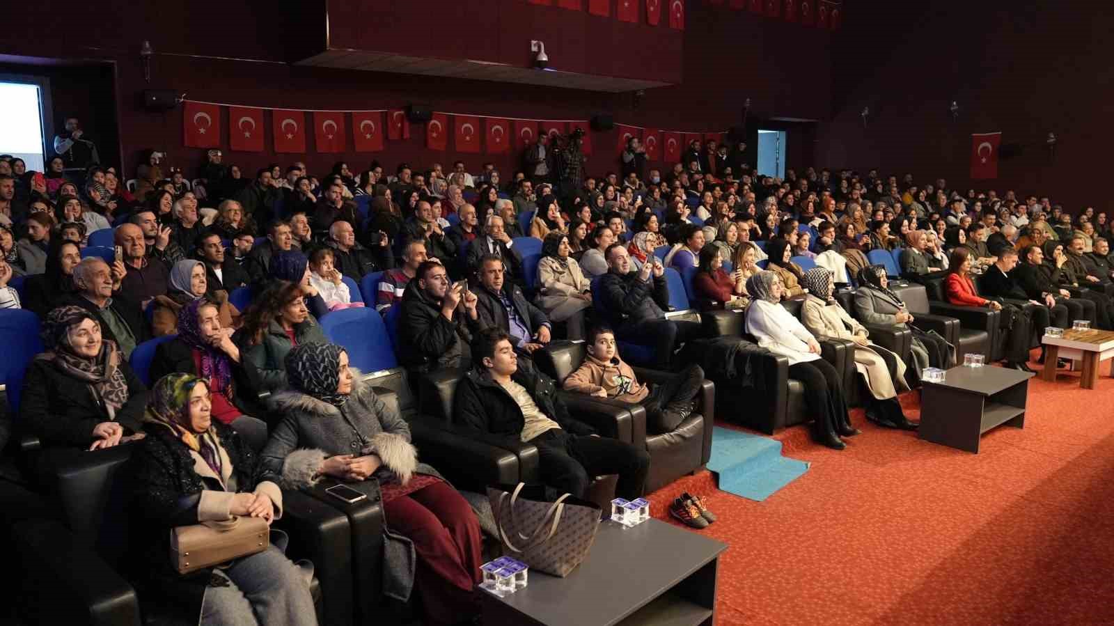 Elazığ’da sahnelenen müzikal tiyatro, beğeni topladı
