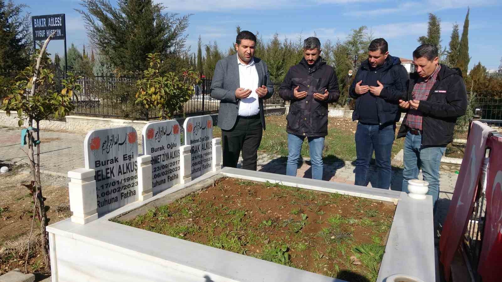 Depremde hayatını kaybeden gazeteciler mezarları başında anıldı
