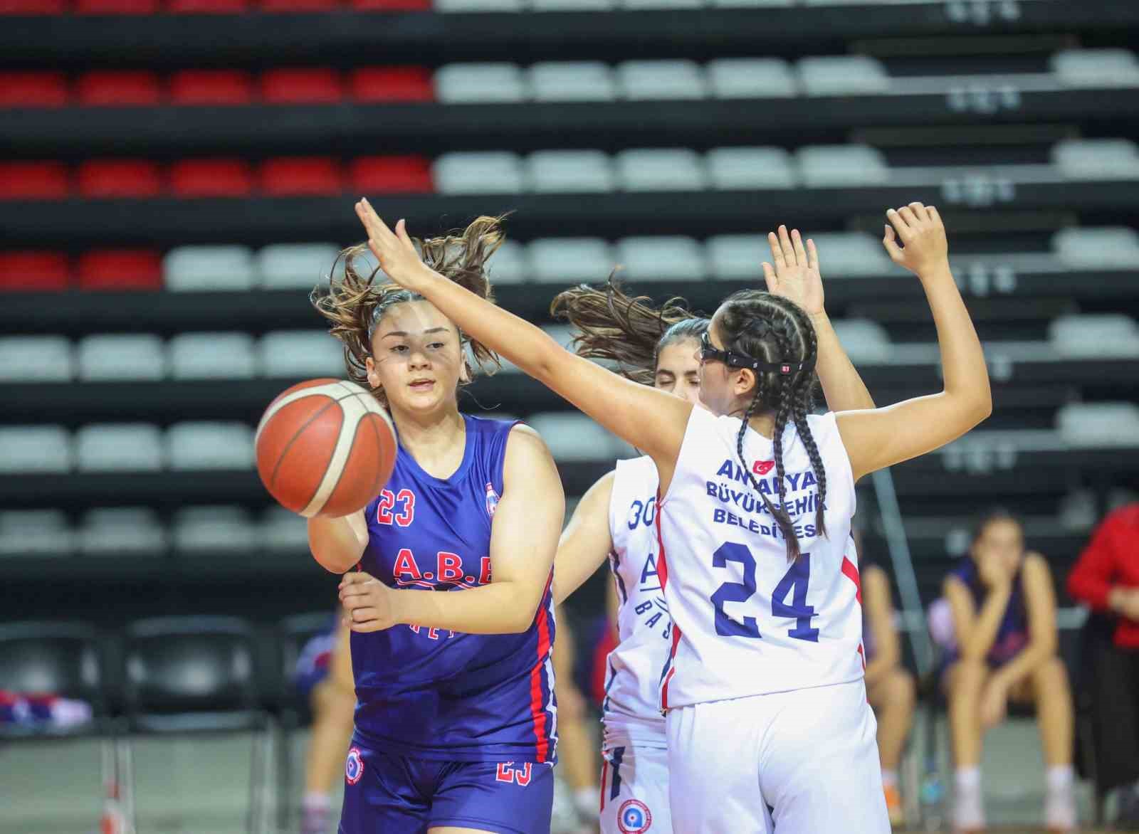 Büyükşehir’in basketbolcu kızları Antalya şampiyonu oldu
