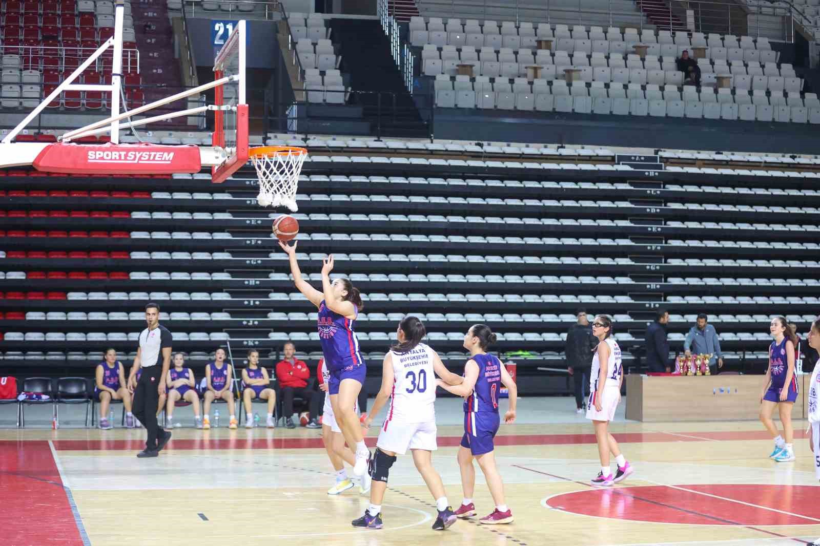 Büyükşehir’in basketbolcu kızları Antalya şampiyonu oldu
