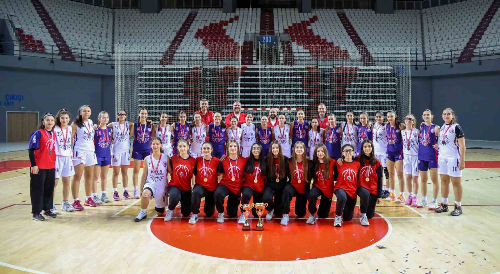 Büyükşehir’in basketbolcu kızları Antalya şampiyonu oldu
