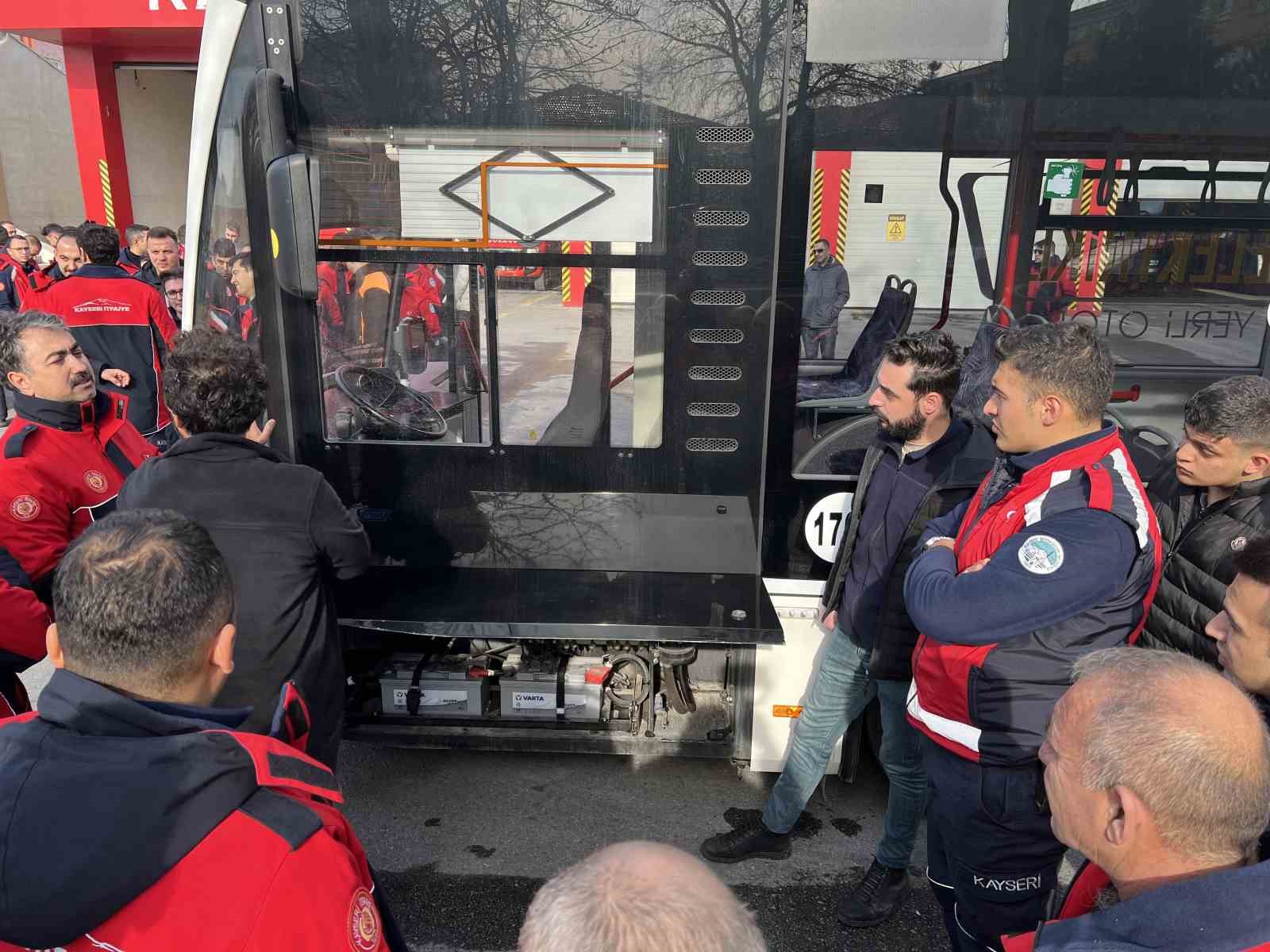 Büyükşehirden itfaiye personeline elektrikli araç arızalarına müdahale eğitimi
