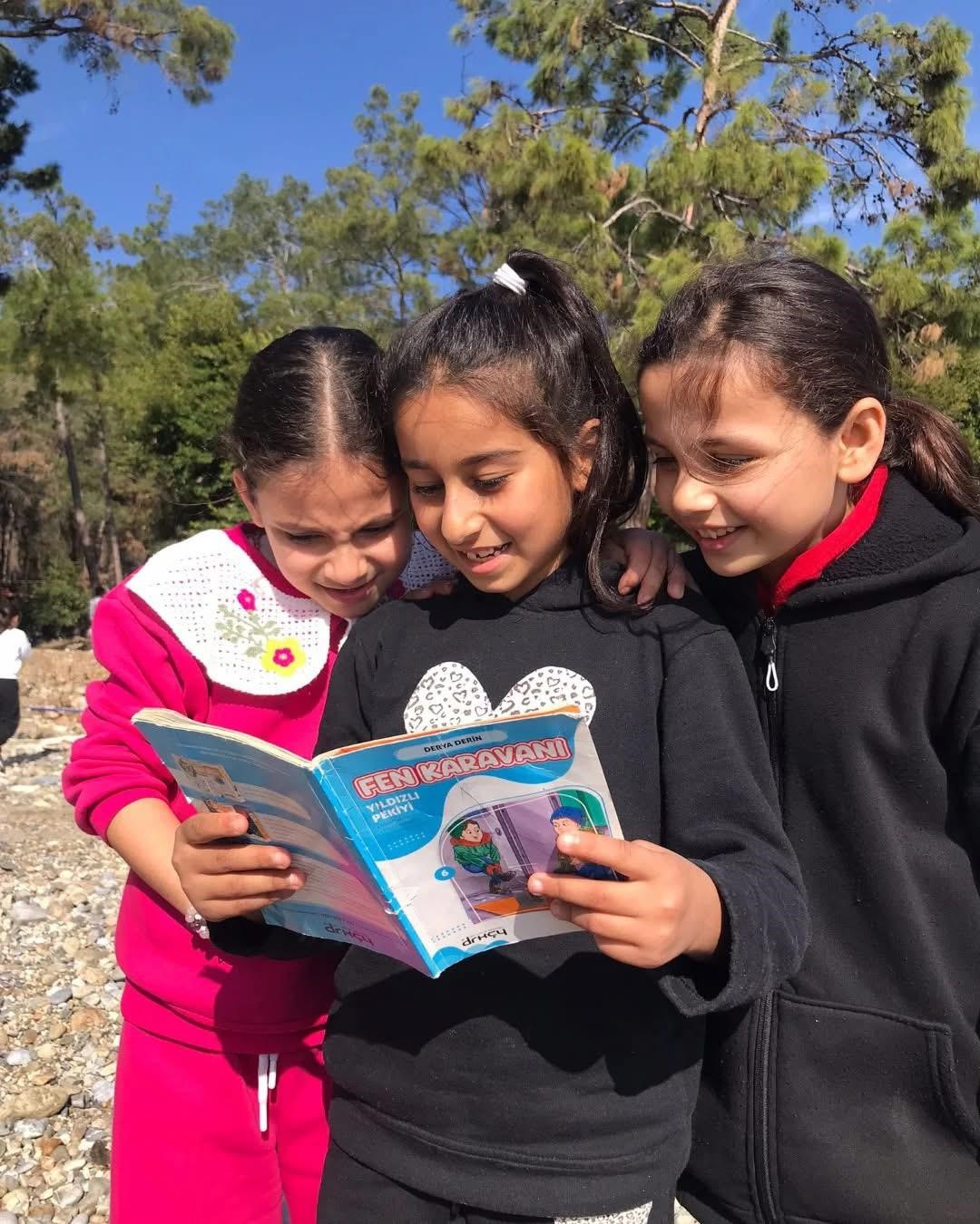 Bozyazı’da öğrenciler sahilde kitap okudu
