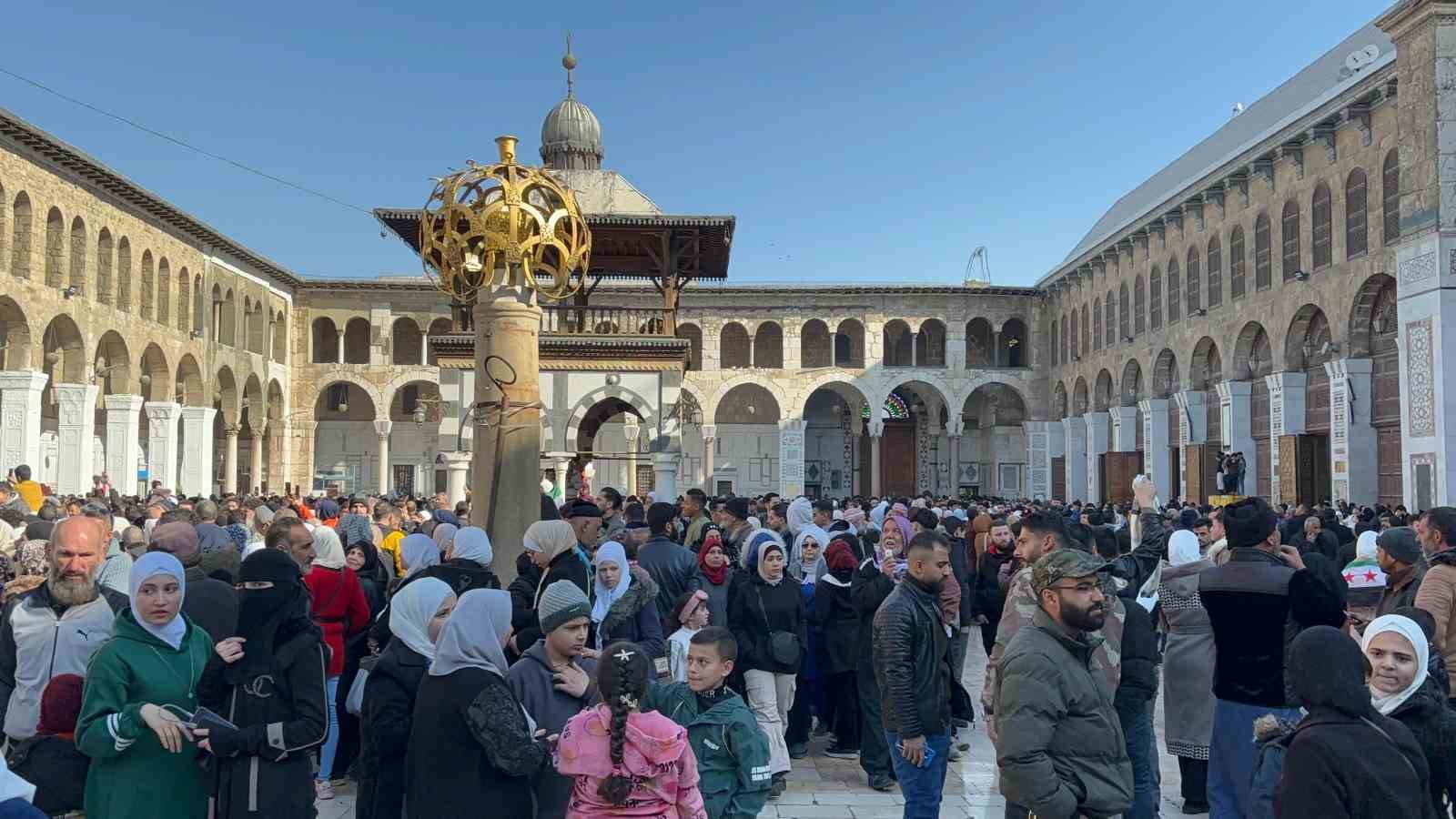 Emevi Camii’nde cuma namazı izdihamı
