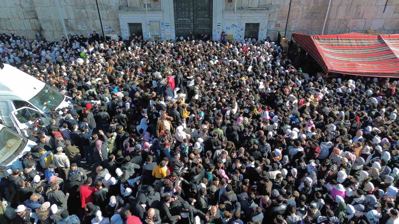 Emevi Camii’nde cuma namazı izdihamı
