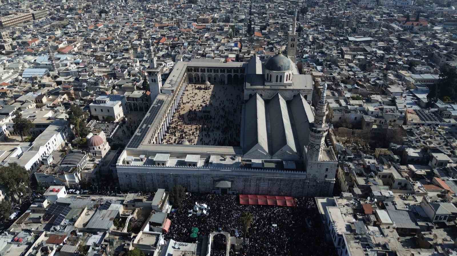 Emevi Camii’nde cuma namazı izdihamı
