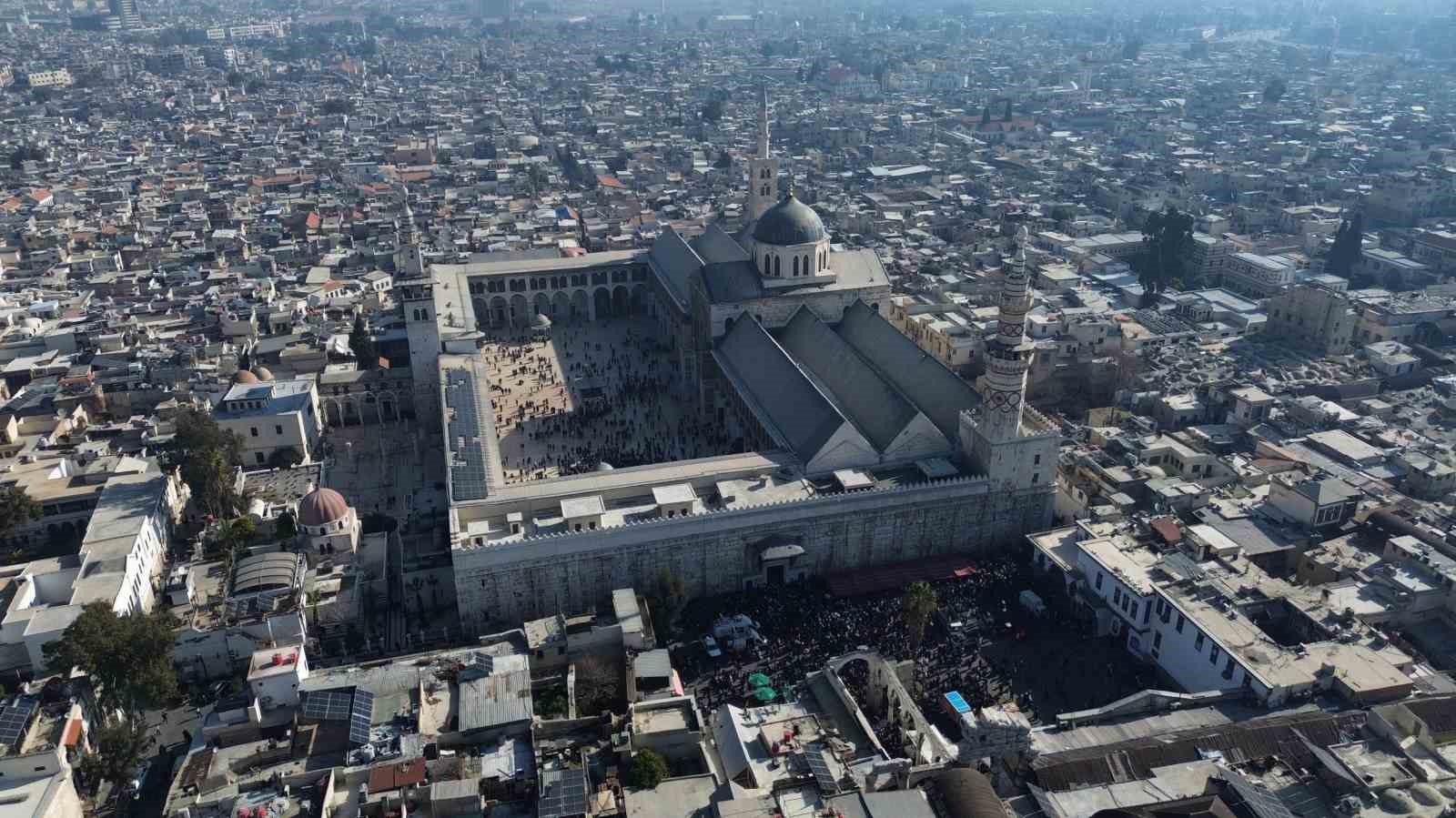 Emevi Camii’nde cuma namazı izdihamı
