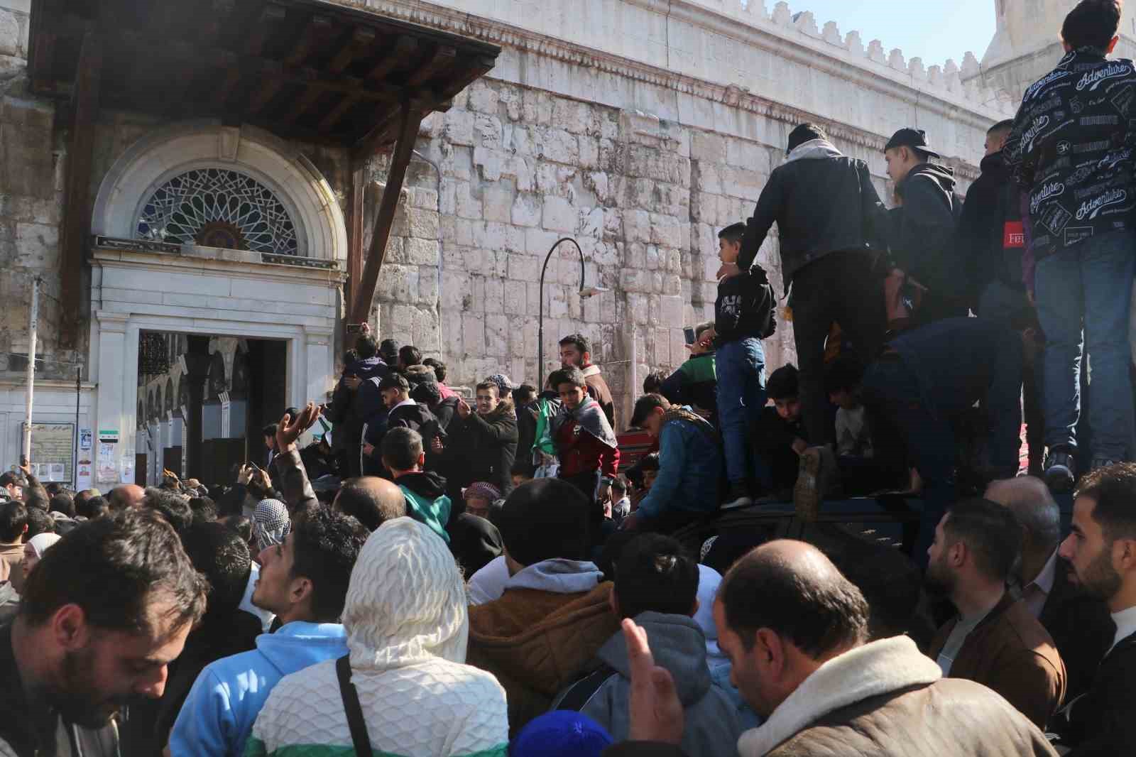 Emevi Camii’nde cuma namazı izdihamı
