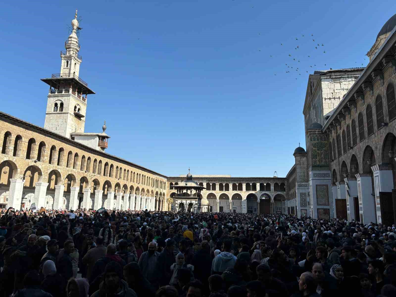 Emevi Camii’nde cuma namazı izdihamı
