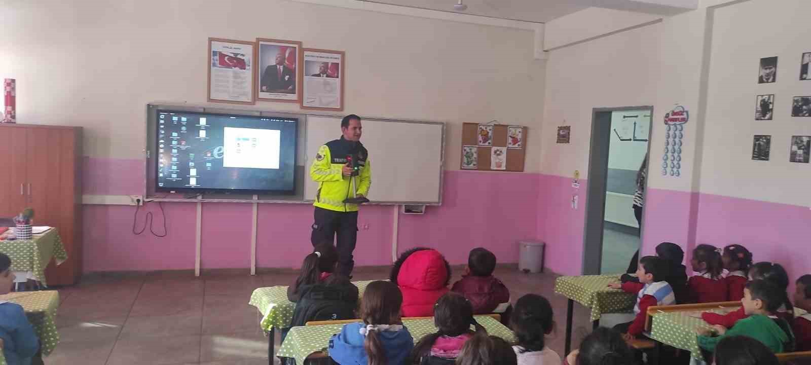 Kars’ta jandarmadan öğrencilere trafik semineri
