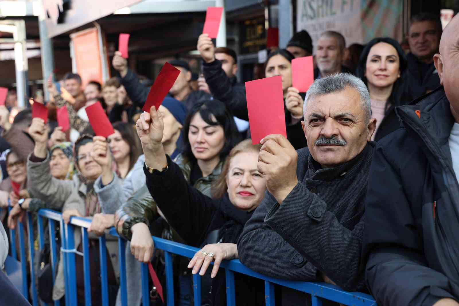 CHP Genel Başkanı Özel, İzmir’de iktidara kırmızı kart gösterdi
