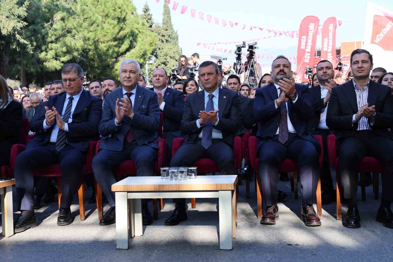 CHP Genel Başkanı Özel, İzmir’de iktidara kırmızı kart gösterdi
