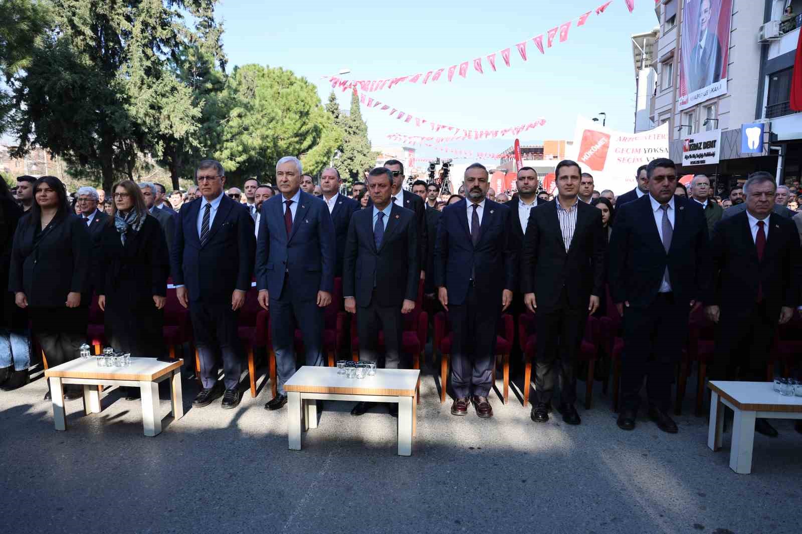 CHP Genel Başkanı Özel, İzmir’de iktidara kırmızı kart gösterdi
