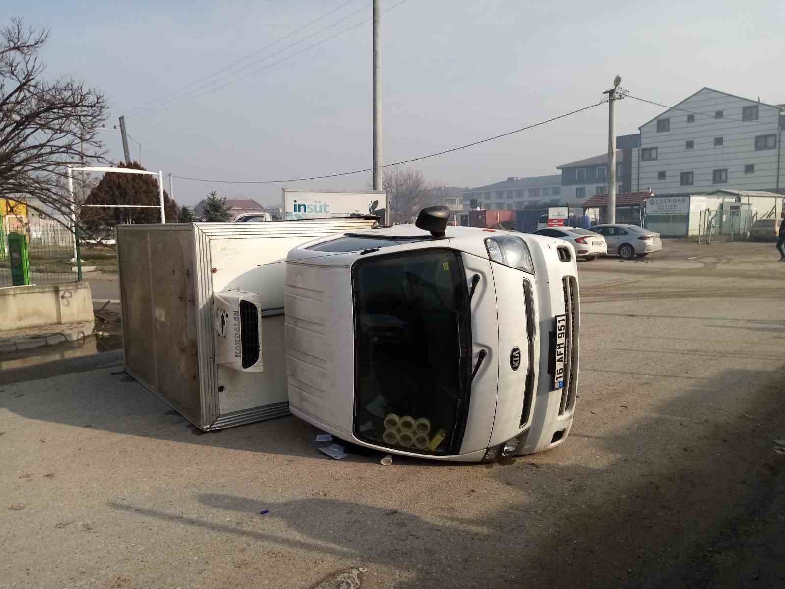 Bursa’da otomobil ile kamyonet çarpıştı
