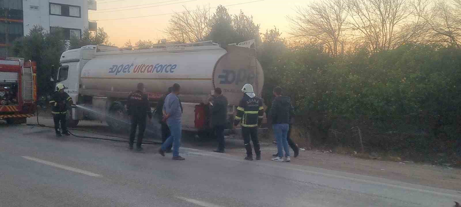 Yakıt tankerinin patlayan lastiği alev aldı
