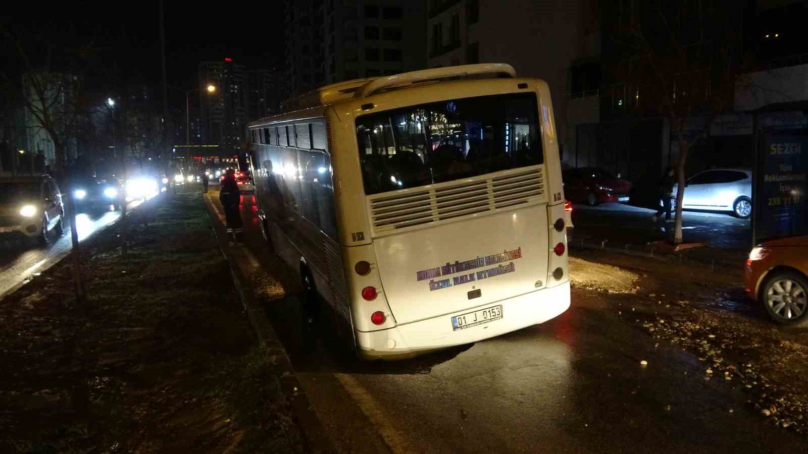 Özel halk otobüsü çukura düştü, şoförü “Yol yarıldı içine girdik” dedi
