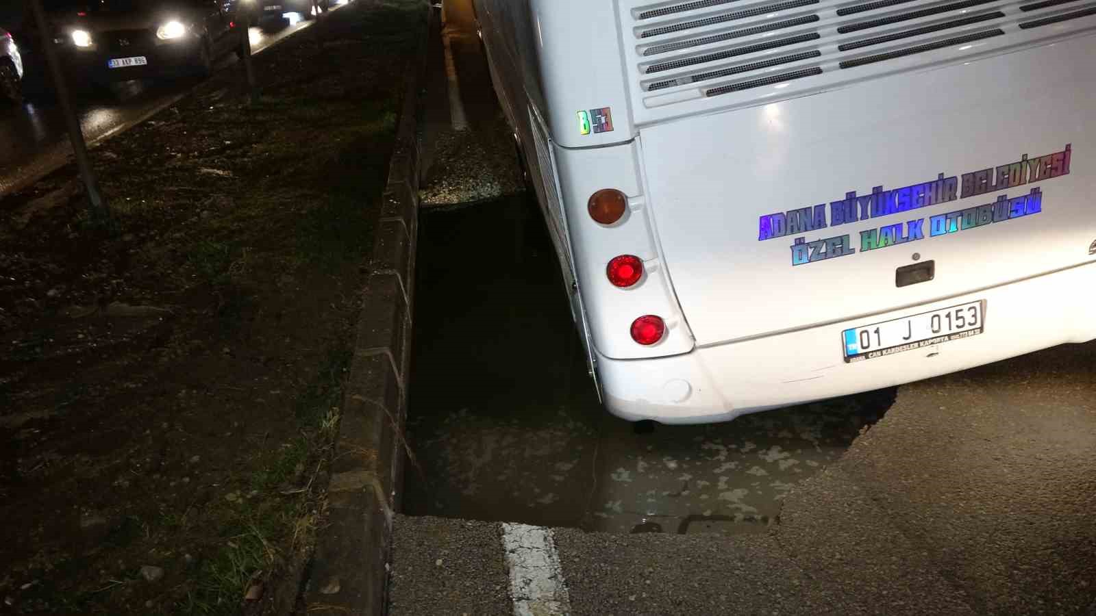 Özel halk otobüsü çukura düştü, şoförü “Yol yarıldı içine girdik” dedi
