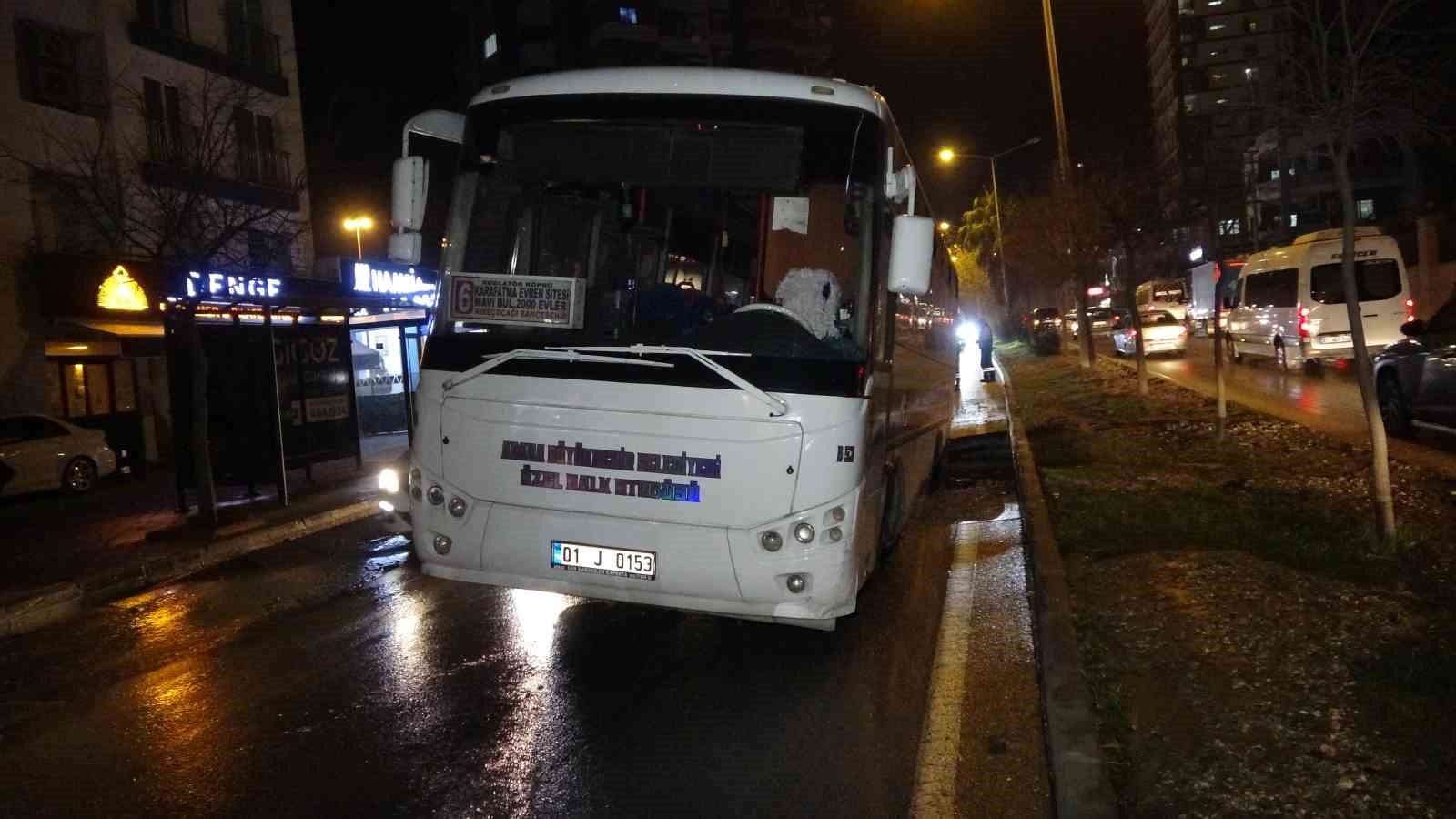 Özel halk otobüsü çukura düştü, şoförü “Yol yarıldı içine girdik” dedi
