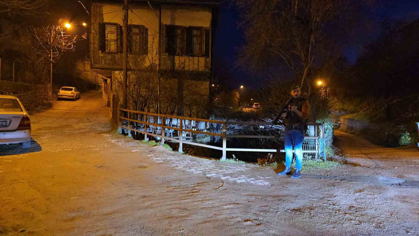 Safranbolu’daki kuyumcu soygununda çalınan altınlar ele geçirildi, zanlılar her yerde aranıyor
