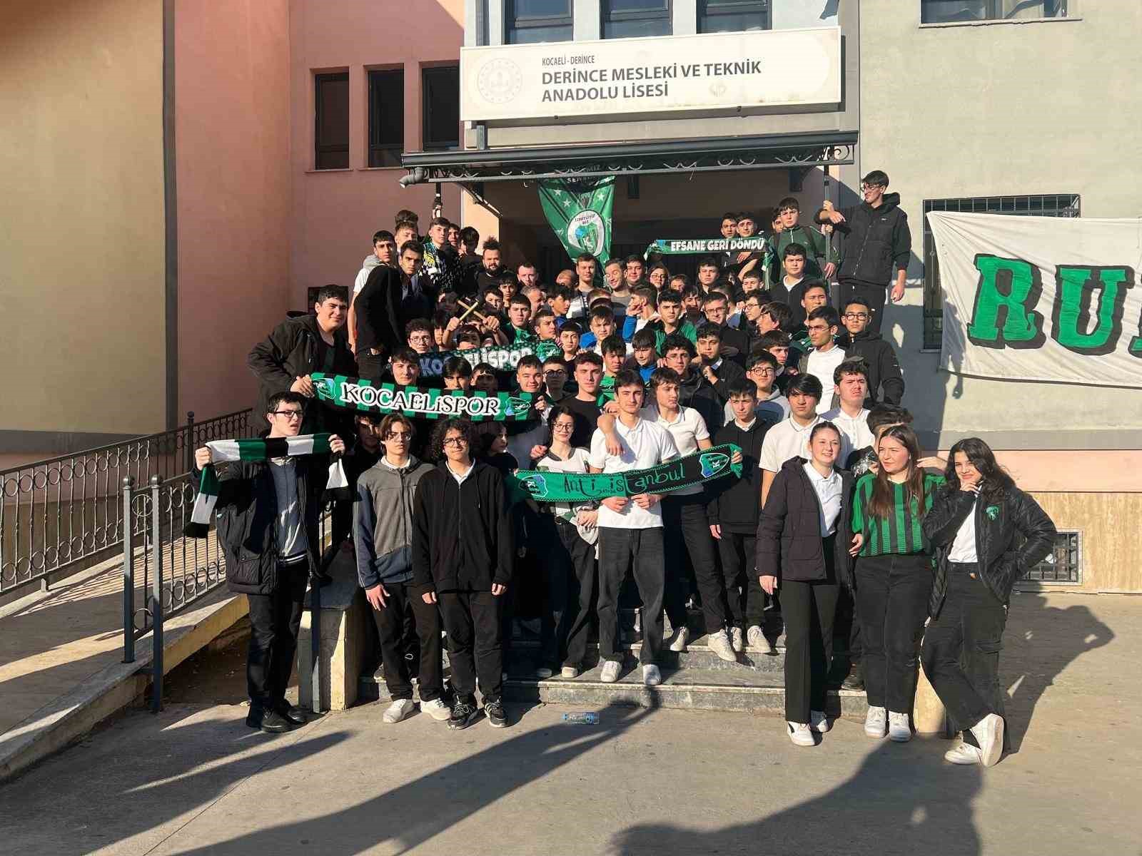 Kocaelispor’un golcüsü okullarda yıldız gibi karşılandı
