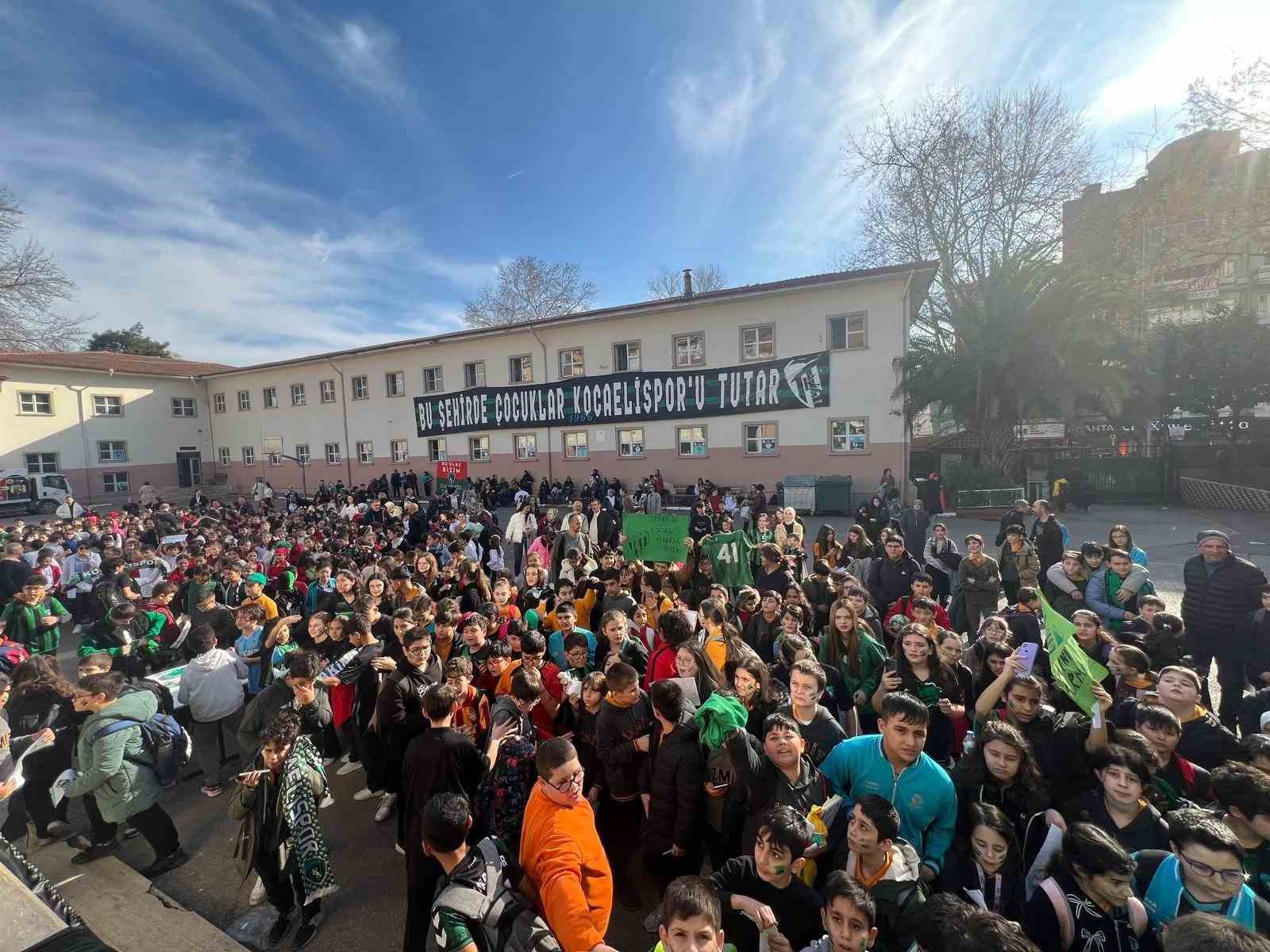 Kocaelispor’un golcüsü okullarda yıldız gibi karşılandı
