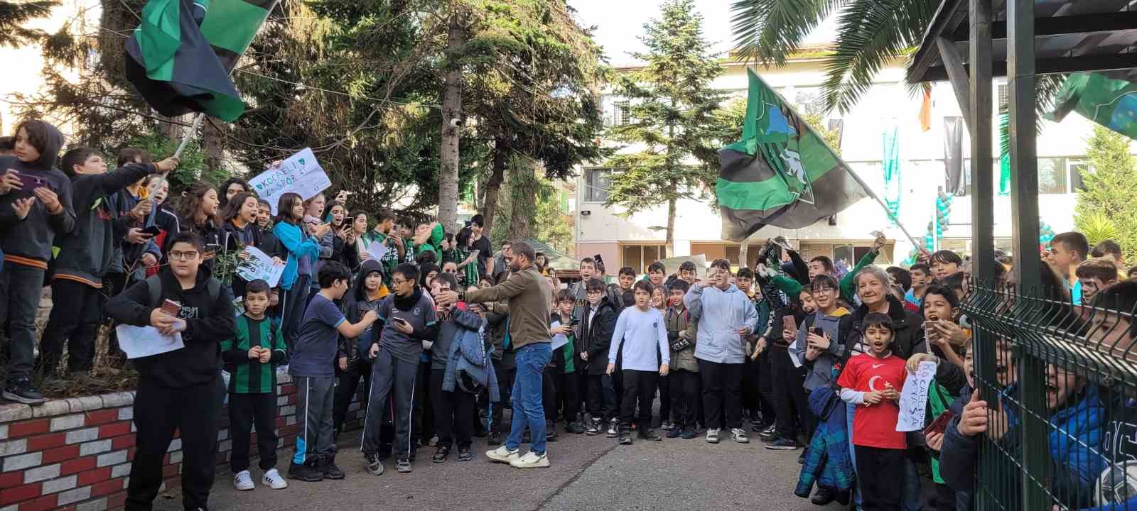 Kocaelispor’un golcüsü okullarda yıldız gibi karşılandı
