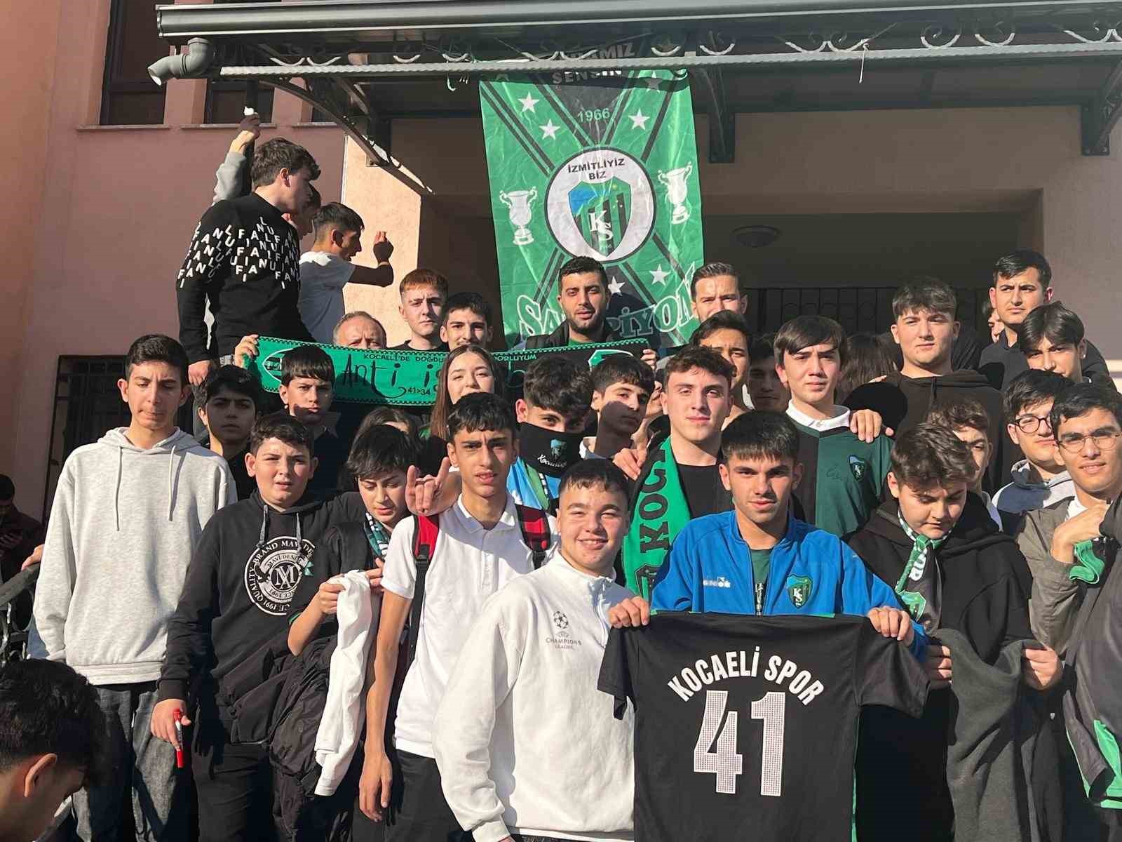 Kocaelispor’un golcüsü okullarda yıldız gibi karşılandı
