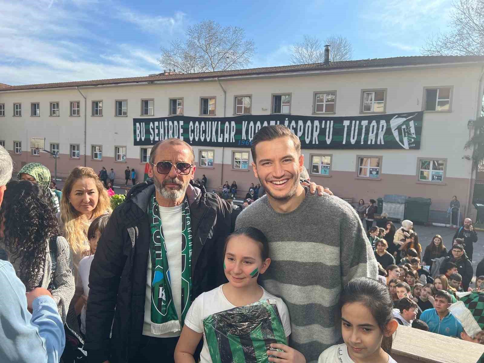 Kocaelispor’un golcüsü okullarda yıldız gibi karşılandı
