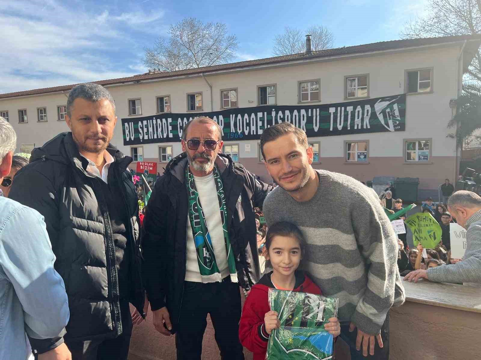 Kocaelispor’un golcüsü okullarda yıldız gibi karşılandı
