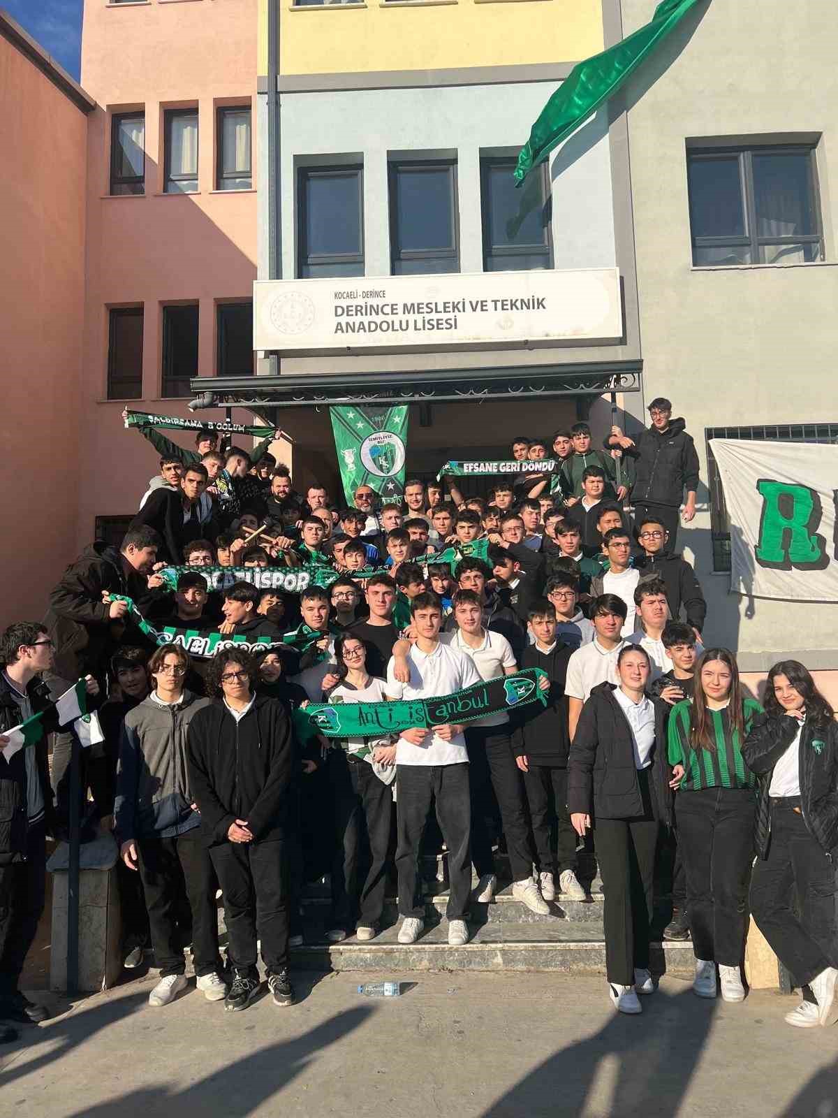 Kocaelispor’un golcüsü okullarda yıldız gibi karşılandı
