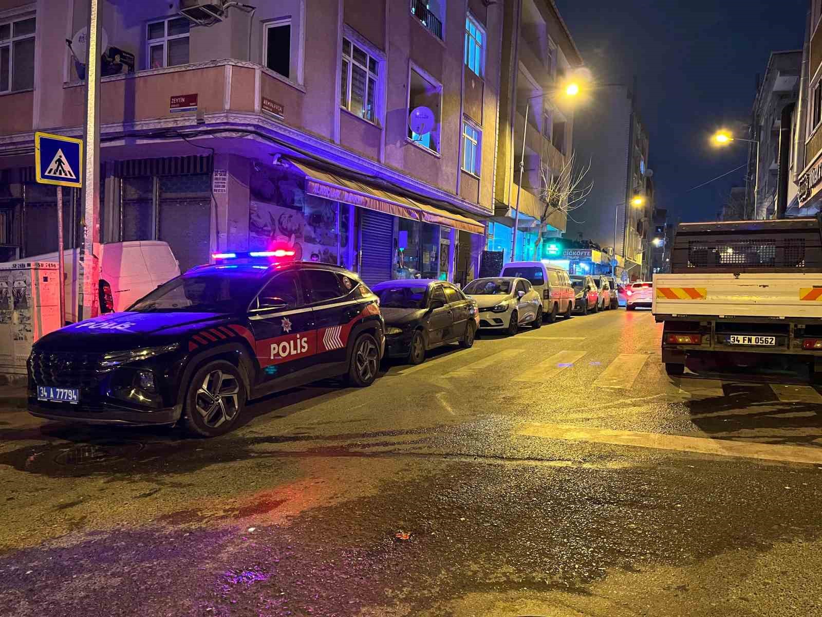 Küçükçekmece’de cadde ortasında silahlı saldırı: 1 yaralı
