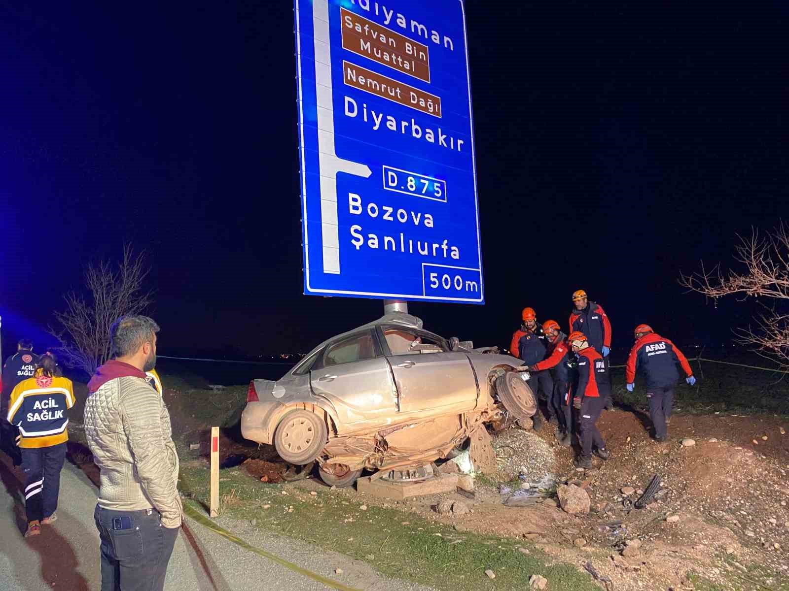 Trafik levhasına çarpan otomobil ikiye katlandı... Feci kaza kamerada
