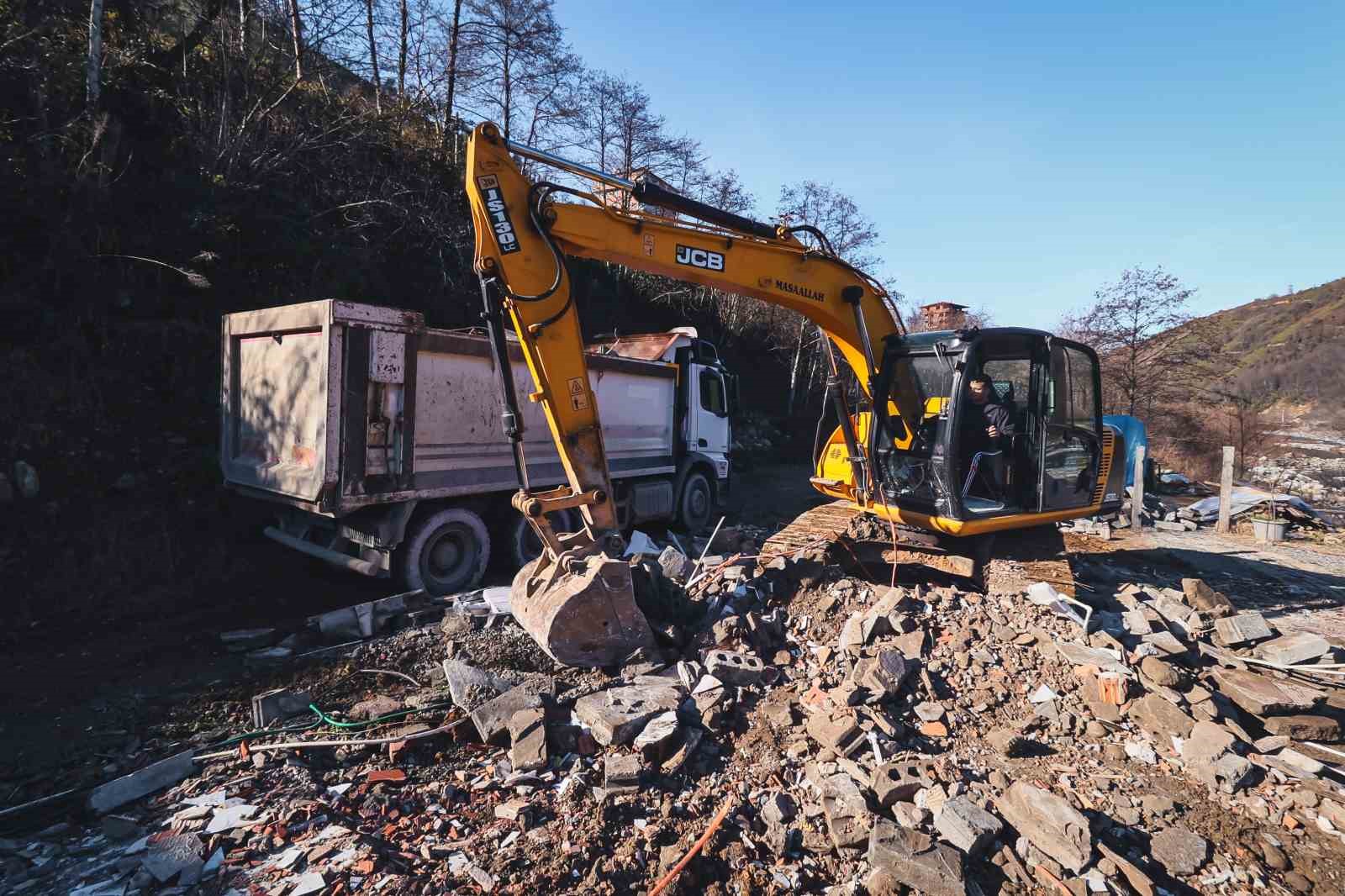 Fırtına Vadisi’nde 28 yapı sahipleri tarafından yıkıldı
